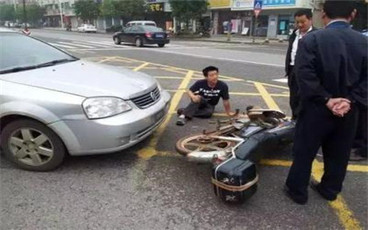 无证摩托车与汽车相撞应该怎么判罚